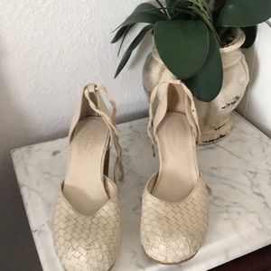 I’m a selling a pair of cream hand made heels.